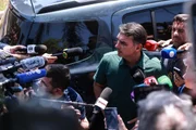 Flávio Bolsonaro (PL) dá entrevista