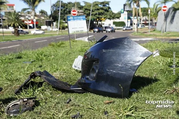 Imagem colorida de destroços de carro, após acidente de trânsito em MS - Metrópoles