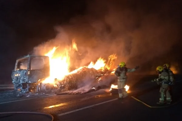 Vídeo. Caminhão carregado de açúcar pega fogo na BR-020