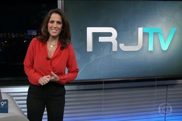 Jornalista da Globo se emociona ao noticiar morte de pai e filho
