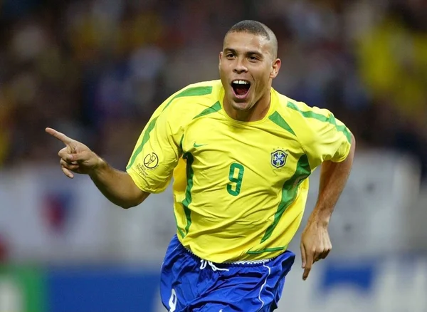 ronaldo fenômeno com o dedo levantado comemorando um gol na copa de 2002