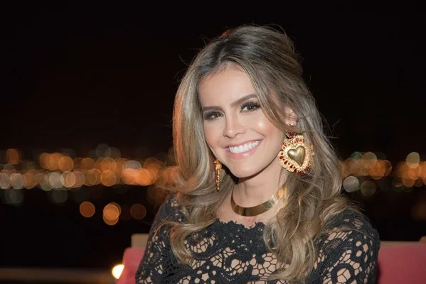 Milena Câmara celebra 31 anos com pool party em clima de primavera