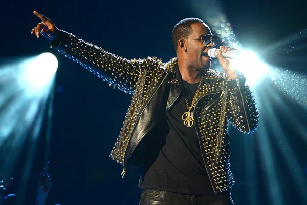 Ex de R. Kelly denuncia rapper por abuso e privação de comida