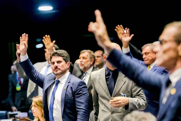 Senadores propõem PEC liberando envio de dados ao MP sem aval