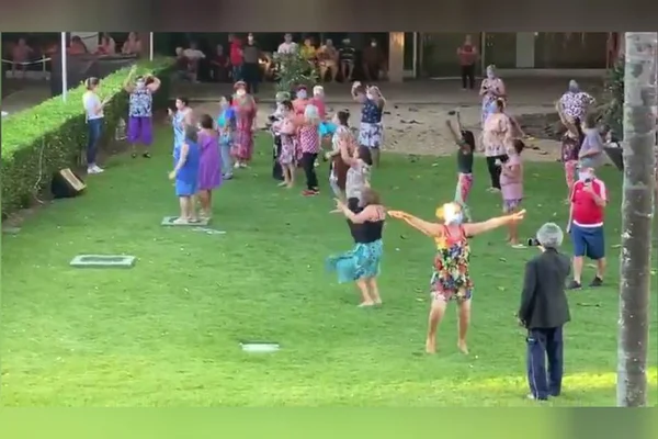 Idosos hospedados pelo GDF participam de festa durante isolamento social