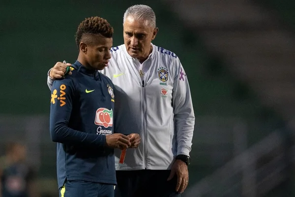 Tite recorre a apelidos e brincadeiras para se aproximar do elenco