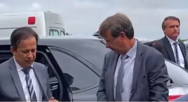 Bolsonaro e filhos negociam com marqueteiro de governador do PT