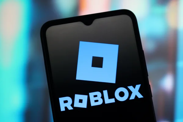 Imagem colorida com logo do Roblox