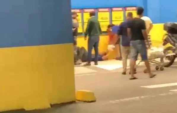 Vídeo: PM é baleado em tentativa de assalto em supermercado