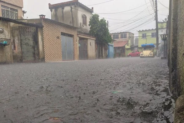 A chuva alagou a rua