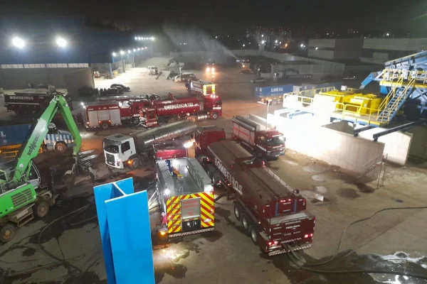 Imagem aérea de viaturas dos bombeiros dentro de depósito - Metrópoles