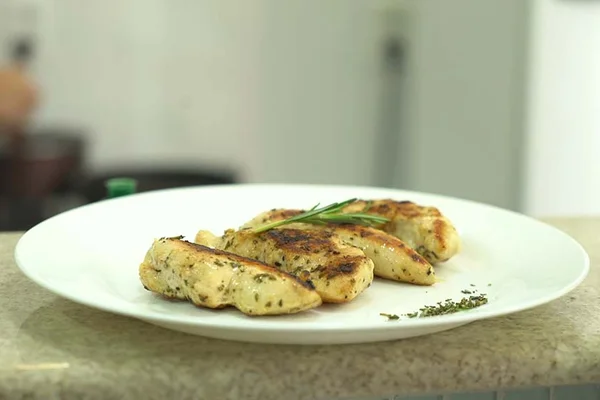 Cozinha de Solteiro: prepare rapidamente frango congelado