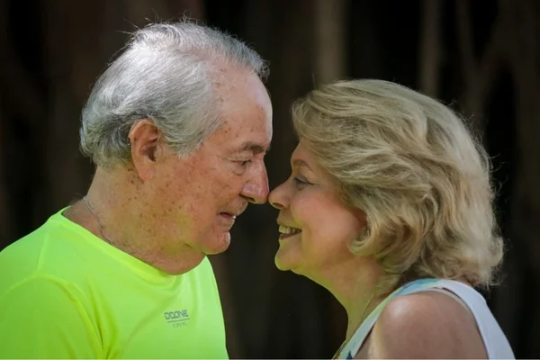 Casal prestes a celebrar bodas de ouro viaja o mundo desde lua-de-mel - destaque galeria Casal prestes a celebrar bodas de ouro viaja o mundo desde lua-de-mel - destaque galeria