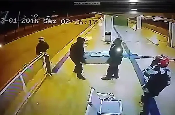 Bandidos roubam estação do Expresso DF no Park Way. Vigilantes são obrigados a carregar o cofre. Veja vídeo