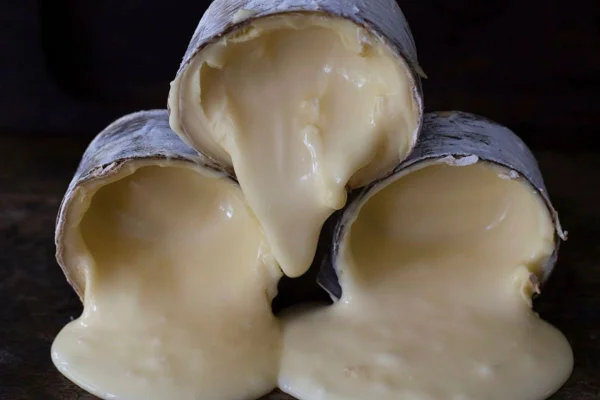 três rodelas derretidas do queijo Morro Azul