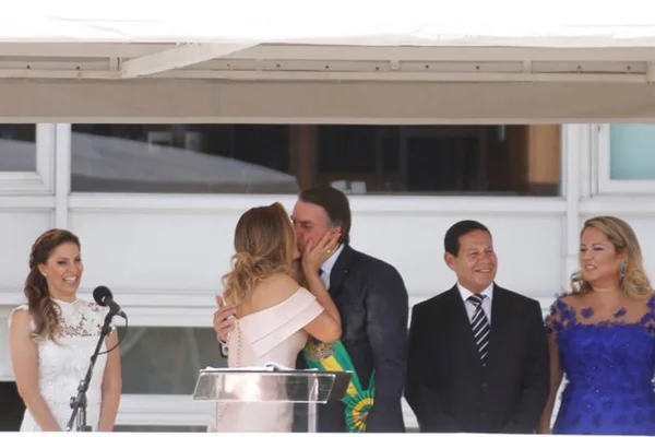 Michelle Bolsonaro faz discurso em Libras durante posse do marido