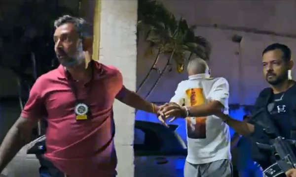 homem sendo preso