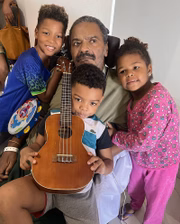 Em outro clique, cantor aparece ao lado da família Em outro clique, cantor aparece ao lado da família