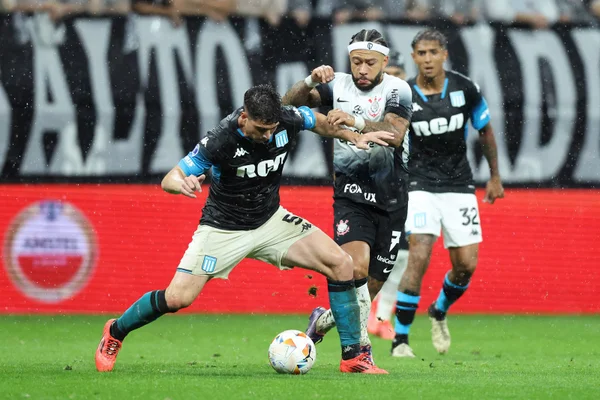 Imagem colorida dos jogadores de Corinthians e Racing - Metrópoles