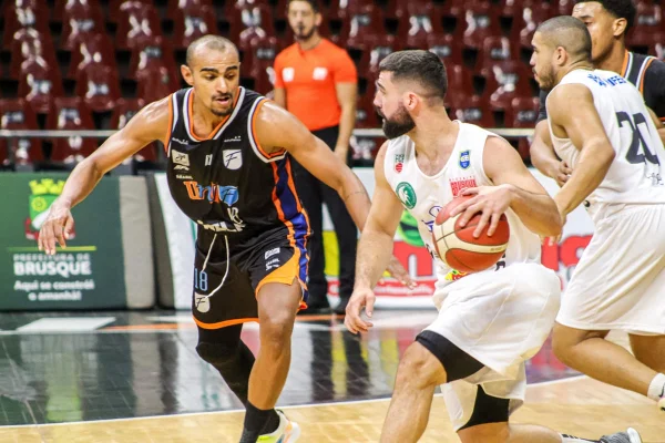Disputa entre Unifacisa e Brusque na estreia do Torneio Abertura NBB