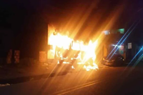 Manaus: família com criança é resgatada após incêndio em veículo