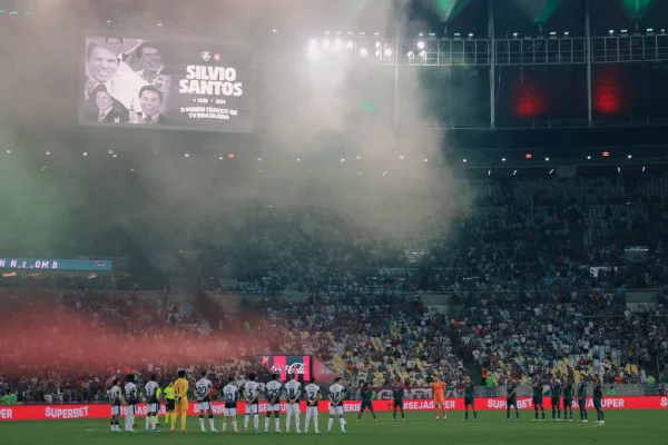 Foto colorida de homenagem para SIlvio Santos - Metrópoles