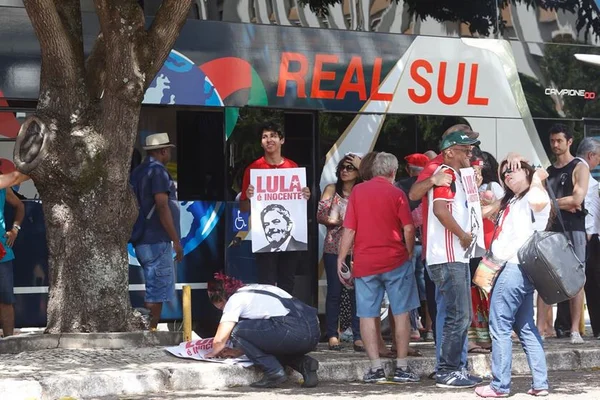 Caravana do DF parte em direção a Porto Alegre para julgamento de Lula