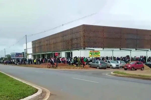 DF: 2,5 mil pessoas fazem fila para disputar 100 vagas em restaurante