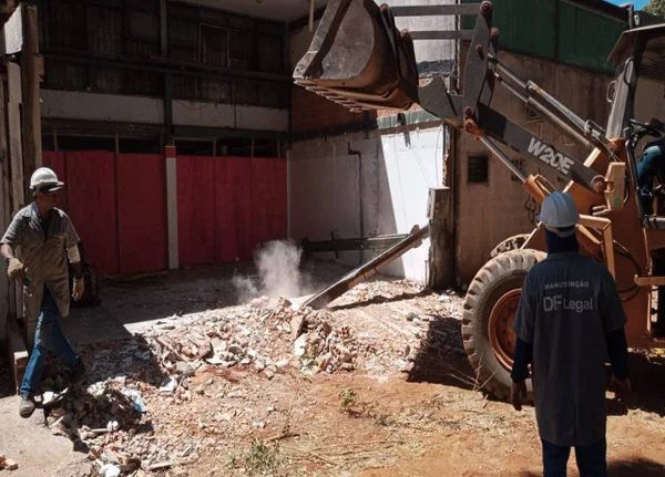 DF Legal derruba novos puxadinhos em comércio da Asa Sul; veja imagens