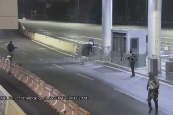 Crime aconteceu nesta segunda na Rodovia Padre Manoel da Nóbrega. Corpo de um dos assaltantes foi achado onde os explosivos foram usados - Metrópoles