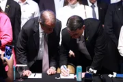 O presidente nacional do Partido Liberal (PL), Valdemar Costa Neto e Flávio Bolsonaro (PL)