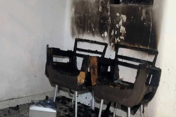 Imagem colorida, briga de casal termina em incêndio e destruição parcial de casa- Metrópoles