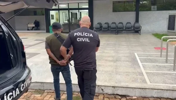Imagem colorida de um homem sendo preso pela Polícia Civil do Distrito Federal - Metrópoles
