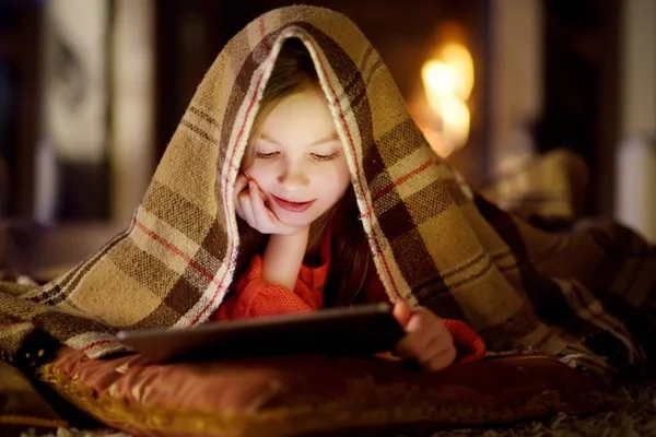 Uso de celular e tablets à noite aumenta risco de depressão em jovens