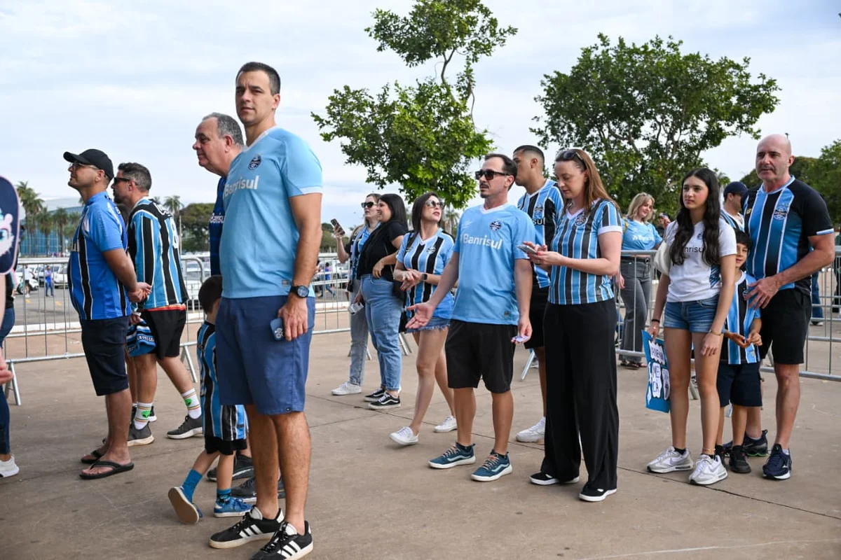 Torcedores de Cruzeiro e Grêmio chegam animados para jogão no DF - imagem 4 Torcedores de Cruzeiro e Grêmio chegam animados para jogão no DF - imagem 4