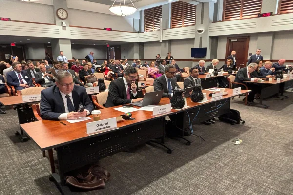 Imagem colorida de reunião nos EUA - Metrópoles