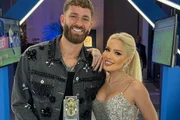 Karoline Lima e Léo Pereira posam juntos após jogador ganhar prêmio 