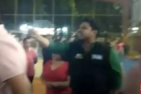 Fotografia colorida de homem com dedo em riste