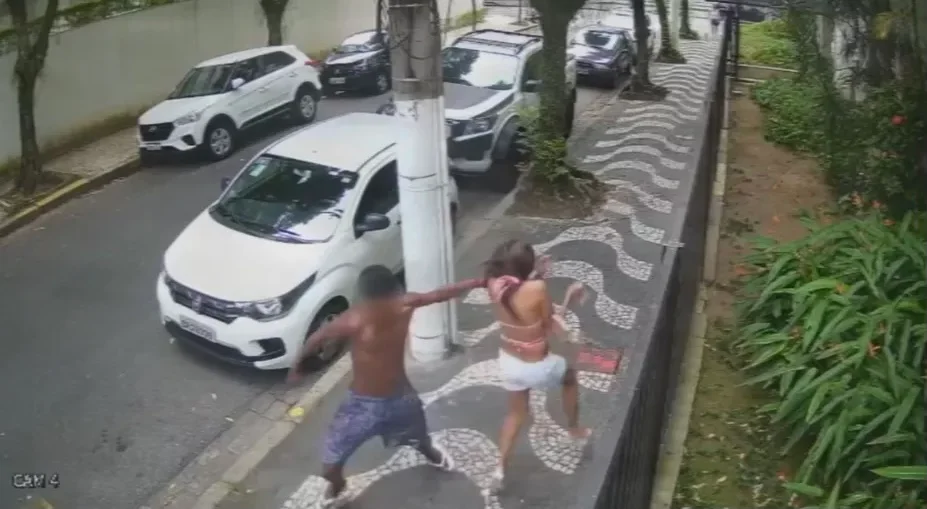 Jovem foi surpreendida pelo bandido, que deu um soco para roubá-la e derrubá-la na calçada Jovem foi surpreendida pelo bandido, que deu um soco para roubá-la e derrubá-la na calçada