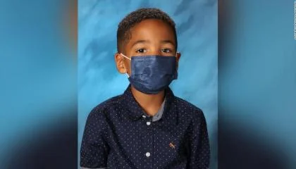 Criança se recusou a retirar a máscara para tirar foto na escola
