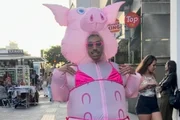 Joow J, o Porquinho da Paulista, posa durante uma de suas apresentações
