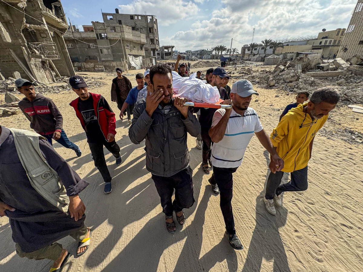 Parentes de palestinos oram pelas vítimas após ataques do exército israelense Parentes de palestinos oram pelas vítimas após ataques do exército israelense