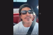 O ex-piloto Tarso Marques grava story após deixar prisão em SP