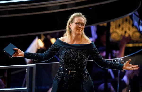 Após confusão com Karl Lagerfeld, Meryl Streep usa Elie Saab no Oscar