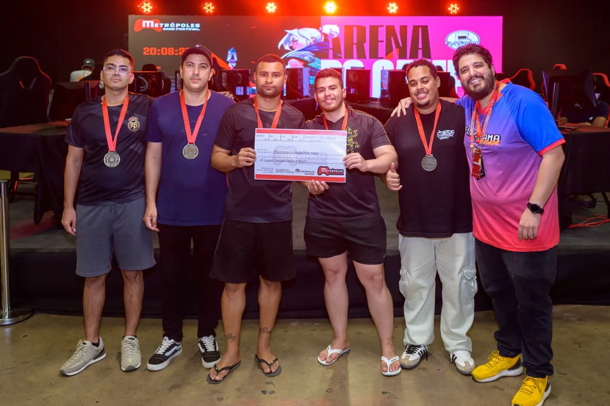 Magic Pauper MGF: A equipe Real Braz conquistou o 4º lugar na competição. Ao centro, o capitão David Teixeira participa da premiação durante o Metrópoles Game Festival, neste domingo (238), em Brasília Magic Pauper MGF: A equipe Real Braz conquistou o 4º lugar na competição. Ao centro, o capitão David Teixeira participa da premiação durante o Metrópoles Game Festival, neste domingo (238), em Brasília