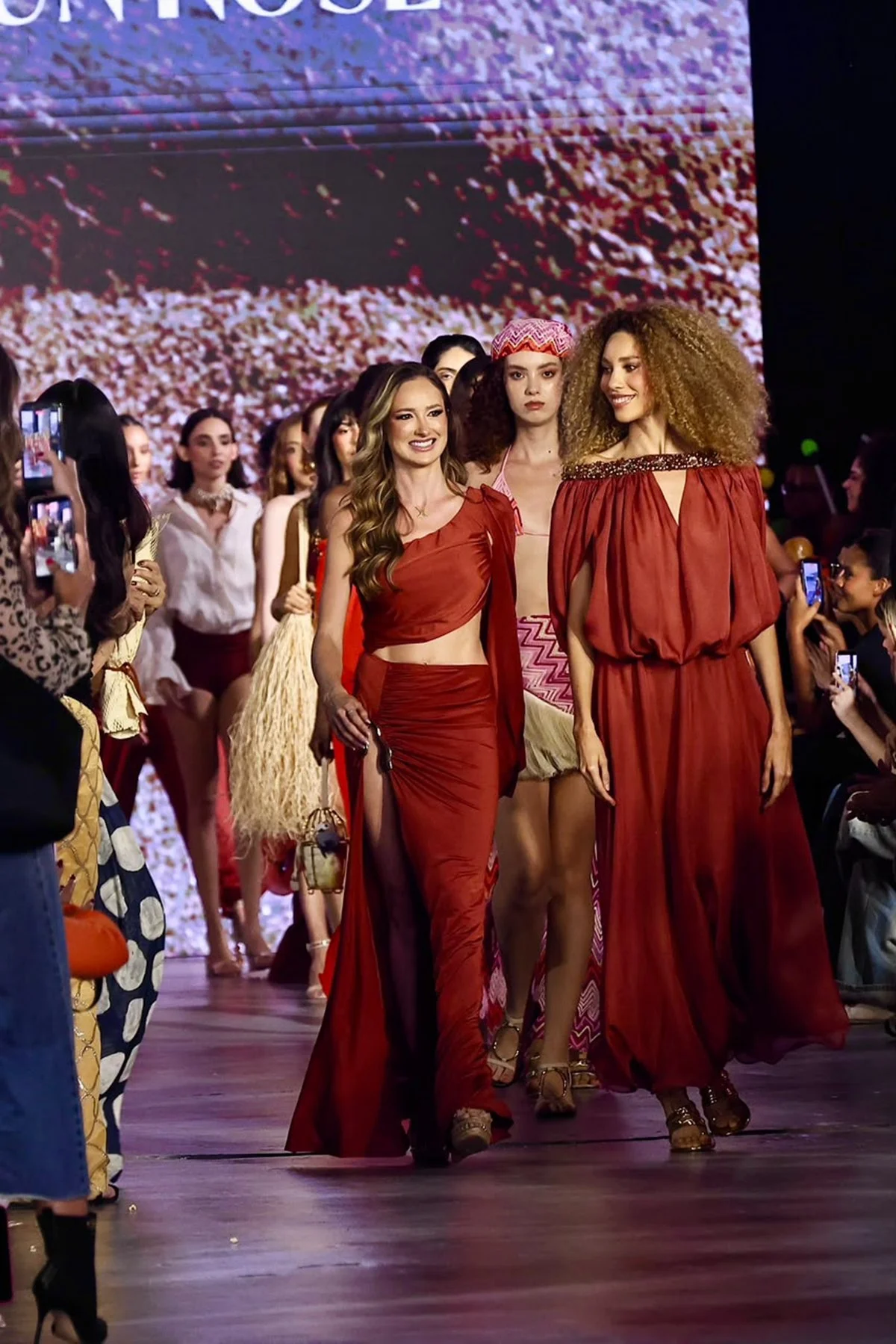 Metrópoles Catwalk une moda, música e saberes ancestrais na 3ª noite; veja - imagem 4 Metrópoles Catwalk une moda, música e saberes ancestrais na 3ª noite; veja - imagem 4
