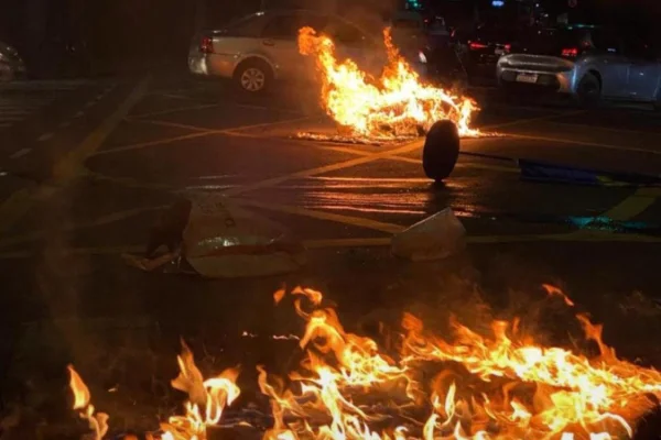 Imagem colorida de barricada com fogo em Paraisópolis. Metrópoles