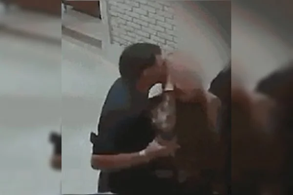 Veja como ficou orelha mutilada de mulher mordida por namorado