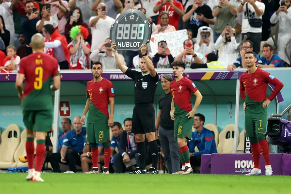 Ronaldo se prepara para entrar por Portugal em jogo contra a Suíça
