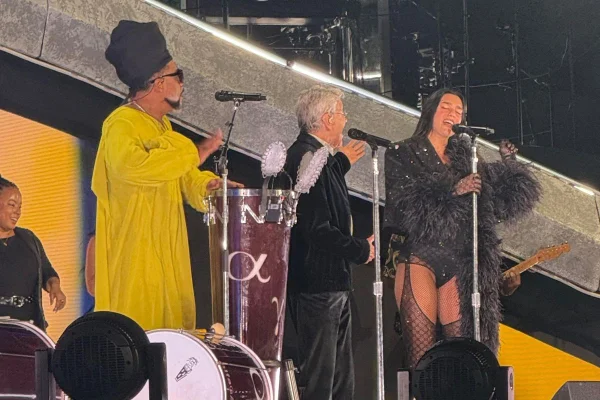 Imagem colorida mostra Carlinhos Brown, Caetano Veloso e Dua Lipa em SP. Metrópoles